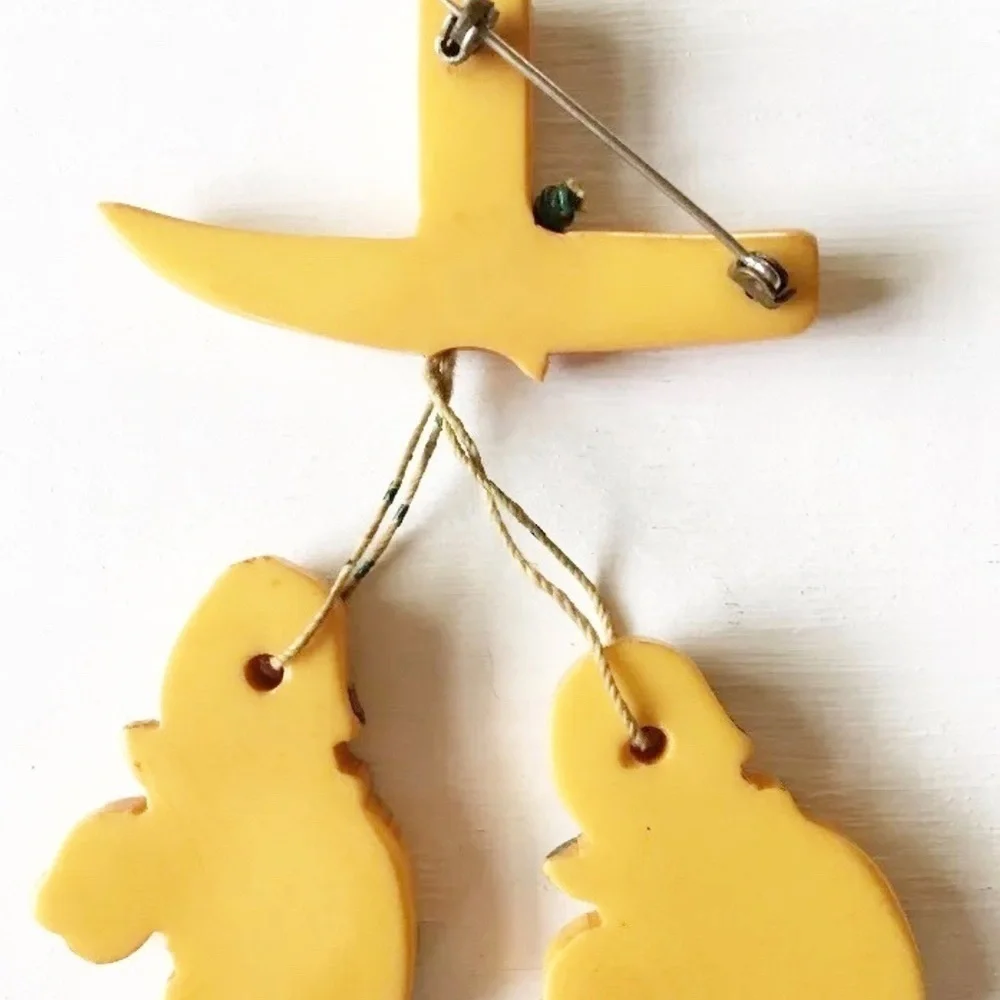 Bakelite Elephant Brooch Carved Butterscotch VTG